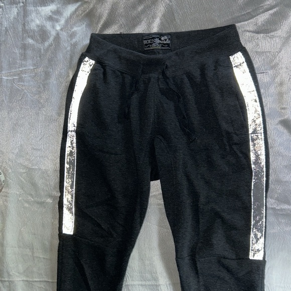 Broken Threads Medium - Picture 3 of 7